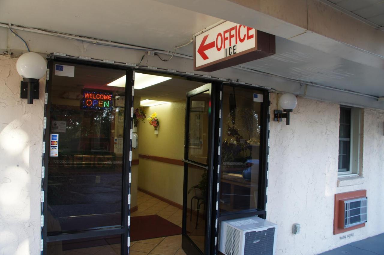 ברלינגטון Royalinn & Suites מראה חיצוני תמונה